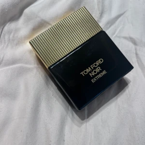 Tom Ford noir extreme  - Tjena, säljer nu denna parfym då jag lite halvt tröttnat på den, riktigt god doft på denna, nypris på denna i 50ml är 1200 och jag skulle tippa på att det är 43-45 ml kvar i flaskan 