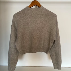 Grå stickad tröja - Grå stickad tröja ifrån h&m i storlek xs. Använd några gånger. Har en ganska off grå färg. 🩶