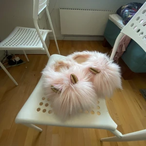 Kanin tofflor 🎀 - Använda ungefär 2-3 gånger är dock lite missfärgade i hälen (se bild)  