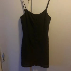 Klänning - Superfin klänning i nice material (syns bättre på andra bilden) som tyvärr har blivit för liten för mig:( Köpt second hand, lappen är avklippt så vet inte originalmärke✨