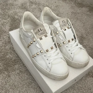 Valentino skor  - As snygga valentino skor! Har används men är i bra skick ❣️❣️ strl 40, nypris 8515kr