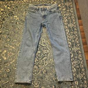 Endast använda två gånger eftersom att de är förstora, men ett par riktigt schyssta jeans.  Modellen heter Gritty Jackson. Köpta för 1400 kr.