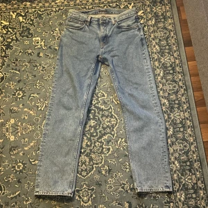 Nudie Jeans  - Endast använda två gånger eftersom att de är förstora, men ett par riktigt schyssta jeans.  Modellen heter Gritty Jackson. Köpta för 1400 kr.