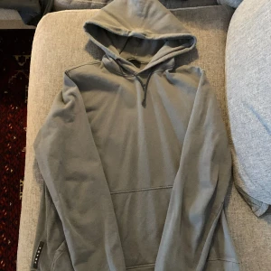Prada hoodie - Strl M/L Okej skick 1200