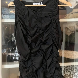 Festtopp - Cool från weekday! Sparsamt använd. Frakt ingår ej🌻