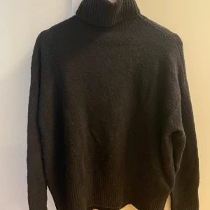 Svart tröja - Svart tröja från & Other Stories, storlek XS (oversize så passar troligen en storlek S). Använd och lite nopprig men i bra skick. Bomull/Akryl/Ull/Polyamid
