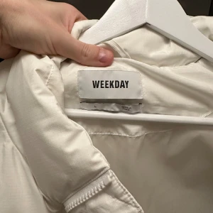 Weekday Puffer väst - Size L, 9/10 cond. Knappt använd av mig då den är för stor för min del. 