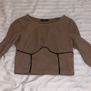 Fin långarmad kort tröja  - Tunt material, skönt på både sommar och vinter, använt max 3 gånger