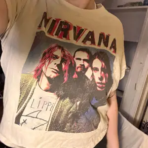 Grunge Nirvana tröja från H&M  Älskar Nirvana men används aldrig då tröjan inte riktigt har en plats i min personliga stil💗🎀