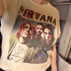 NIRVANA TRÖJA FRÅN H&M - Grunge Nirvana tröja från H&M  Älskar Nirvana men används aldrig då tröjan inte riktigt har en plats i min personliga stil💗🎀