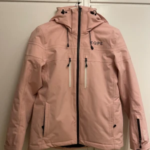 EQPE skidjacka dam XS - Rosa skidjacka från EQPE, storlek XS. Endast använd ett fåtal gånger! 