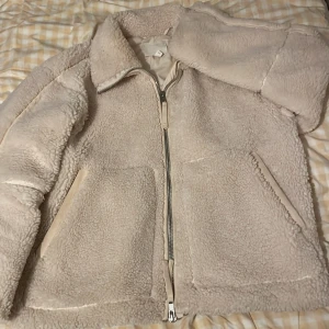 Teddybear jacka  - Säljer denna populär teddybear jackan från H&M. Den enda som har gott sönder är ligan och där man hänger jackan på som ni ser i bild nr.3 arnas är den i perfekt skick. Den är skälet varm och passar perfekt till höst och vår. 
