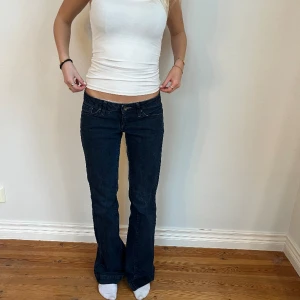Lågmidjade jeans  - Midjemått( rätt över): 39cm Inerbenslängd: 85cm  Köp gärna via ”KÖP NU” Jag är 170 cm, inga defekter 💕 