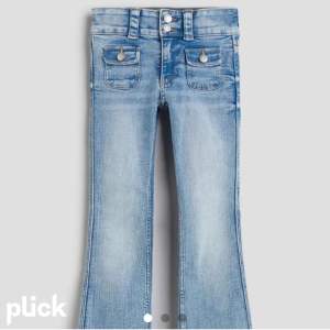 Säljer mina ljusblåa Lågmidjade bootcut jeans från hms barnavdelning som är slutsålda säljer för att det inre passade mig är i st 170 kom prov för bilder eller frågor pris kan diskuteras 