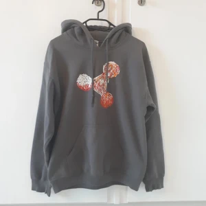 Grå hoodie - Fint skick! Endast använd ett fåtal gånger.