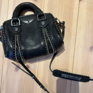zadig voltaire väska  - Säljer min zadig voltaire väska som inte längre kommer till användning, lite deffekter på den men inget som är jätte tydligt, skriv för fler bilder 🥰