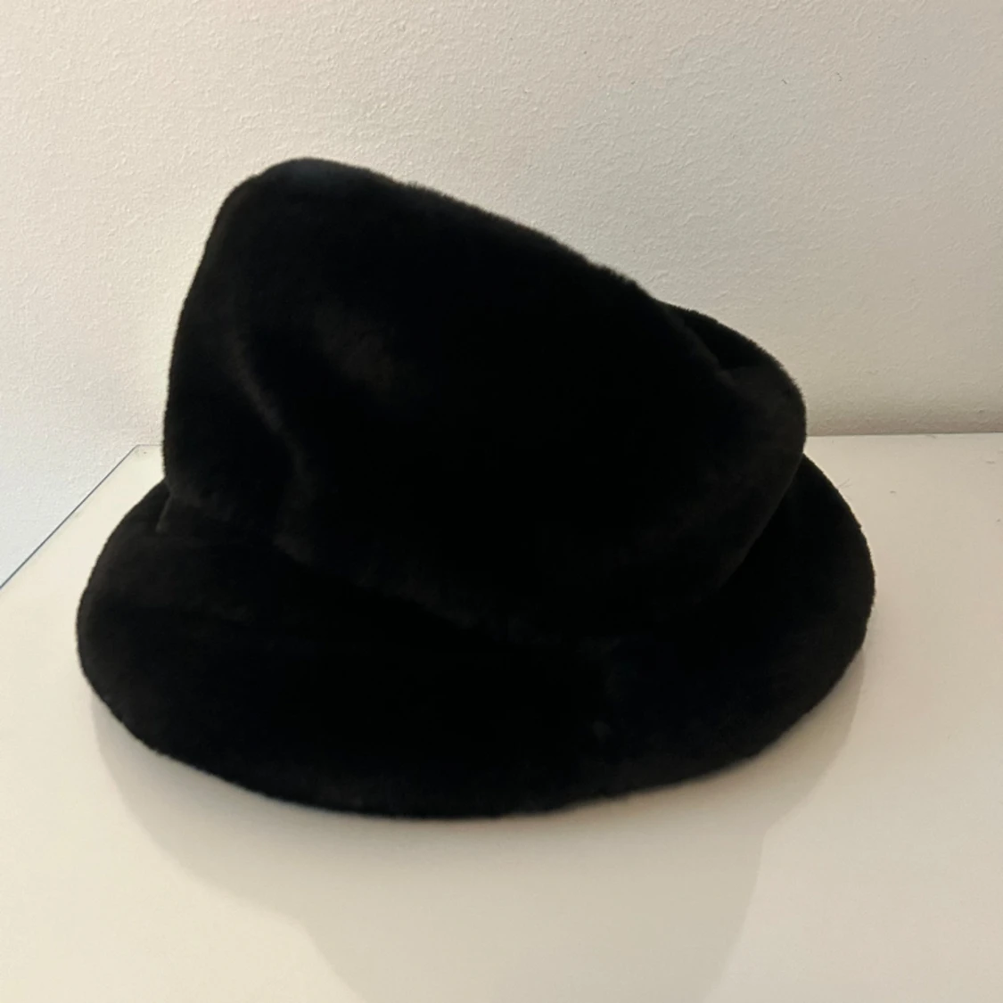 Fluffig svart hatt - 90