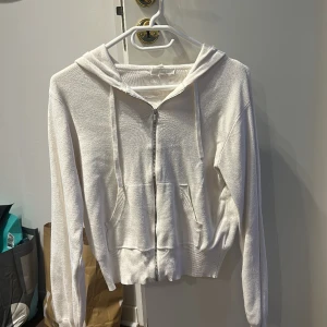 Vit tröja med luva  - Använd men i gott skick tröja från H&M Etiketten är borta.  Normal och fin i storleken