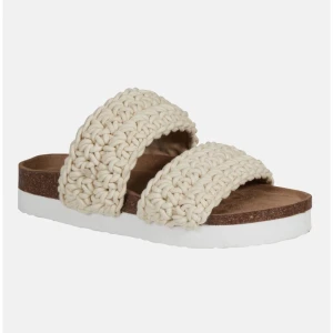 Flätade Beige Tofflor  - Säljer mina fina tofflor som passar perfekt till sommaren. Säljer då dem inte var rätt storlek för mig, dem är helt och hållet oanvända💕