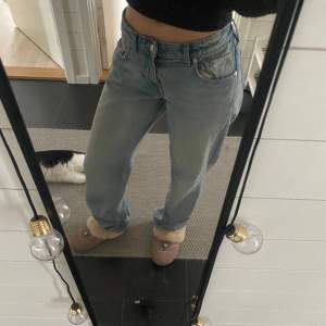 Raka lågmidjade jeans från Weekday i arrow modellen, i storlek W28 L32💗 Säljer då dom inte kommer till användning 