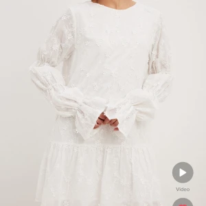 Studentklänning från NA-KD - Aldrig använd, lappen sitter kvar. Jag säljer pågrund av att jag hittat en annan studentklänning.