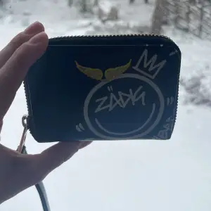 Säljer nu min Zadig&Voltarie plånbok. Den gula färgen har släppt lite men inget man ser tydligt❤️