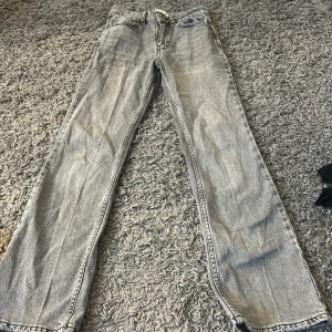 Grå jeans - Midwaist grå jeans från gina