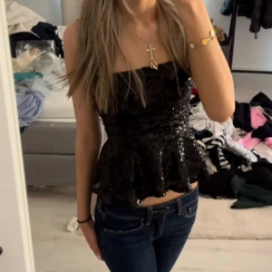 topp - JÄTTE söt, säljer pga att den inte passar😭 från boohoo och så fin till bl.a fest eller bara för att 🩷 tryck köp nu! 🩷