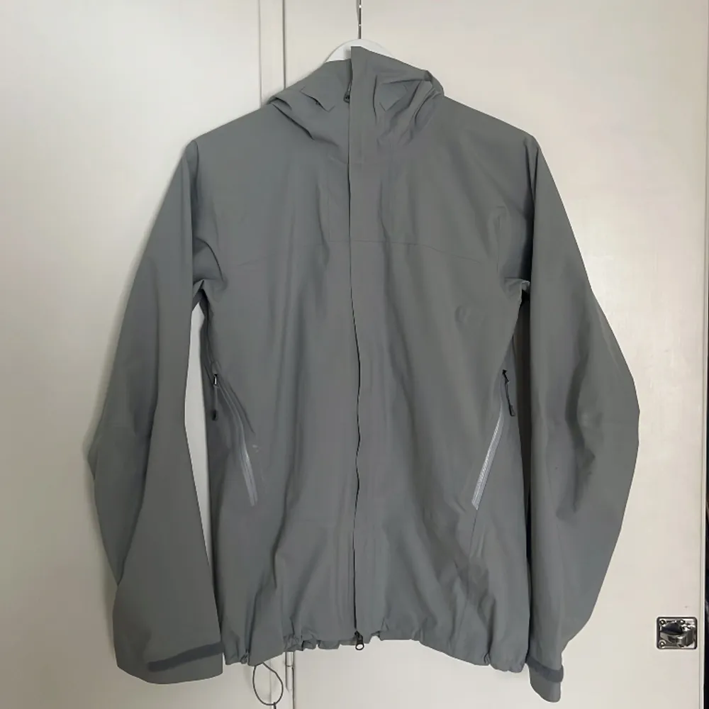 W’s bff jacket i färgen oxid grey. Jackor.