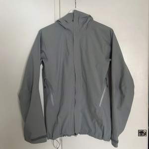 W’s bff jacket i färgen oxid grey
