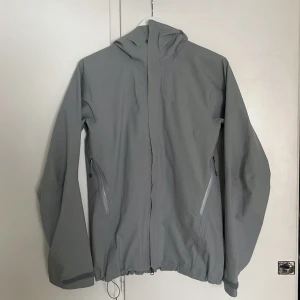Houdini jacka - W’s bff jacket i färgen oxid grey