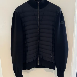 Moncler cardigan black label - Moncler cardigan black label Köpt på Haiendo för 4900kr, säljer pågrund av att den var för liten Size: XL men passar L bättre Cond: 9/10  Skriv för fler bilder eller frågor