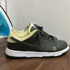 Nike Dunks - Säljer mina gröna avokado dunks. Säljer eftersom de inte har kommit till någon använding. Dunks är inte bara snygga utan otroligt sköna att ha på sig. De har absolut inga skador. Fri frakt📦