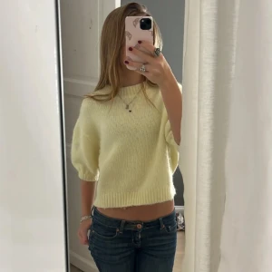Trekvarts ärmad tröja - Säljer denna superfina ljusgula stickade tröja från zara. 💖Trekvartslånga armar och jätte bra skick. Super bekvämt och fint material och den har inga defekter. Nyskick använd typ 3 gånger då jag inte passar så bra i gult💛 använd gärna köp nu! 
