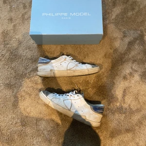 Philippe model 43 - Tja, nu säljer vi dessa riktigt feta Philippe model skorna i skick 7.5/10! Nypris på dessa ligger runt 3400kr och vi säljer dessa för endast 1149kr Vid några frågor alls så skicka iväg ett DM. ❗️PRISET ÄR EJ RISTAT I STEN❗️