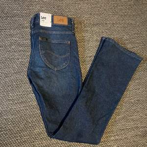 Superfina lågmidjade bootcut lee jeans. Helt oanvända med prislapp kvar i modellen hoxie. Storleken är 24/31 och köpte på Zalando, men är för små på mig💕Inköpta för 699. Hör av dig ifall du har fler frågor!! Vid snabb affär kan pris diskuteras🩷