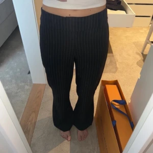 Kostymbyxor  - Säljer ett par svarta kostymbyxor med vita ränder från GinaTricot. Dem är i storlek 38☺️ 80kr+frakt