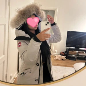 Canada goose parka - Jag säljer min canada goose jacka från förra året, den har använts några gånger men är i väldigt bra skick. Min jacka är grå vit i färgen 🤍 pris kan diskuteras 
