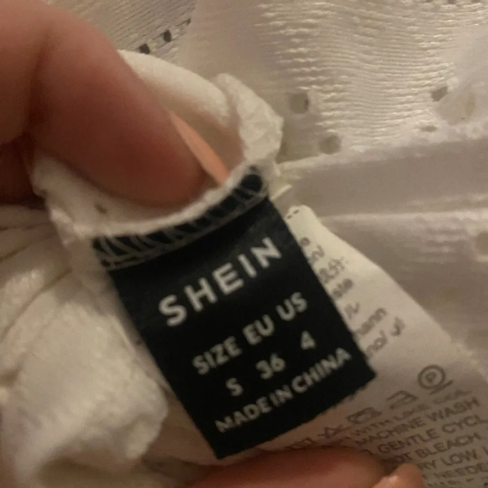 Storlek S. Från SHEIN. Fin tröja aldrig använd.💞. T-shirts.