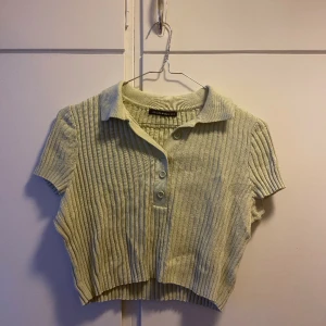 Croppad tröja med krage - Croppad ljusgrön tröja med krage från Brandy Melville! Färgen är mer som på andra bilden✨ Supergullig men har blivit för liten för mig:( Står ingen storlek men skulle gissa typ M/L