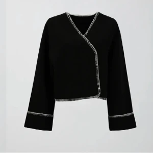 Kofta/tunn kappa från gina - Säljer min kofta från gina! Endast använd en gång❤️