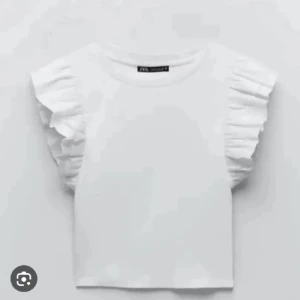 Volang topp zara  - Säljer den här fina volang toppen från zara! Pris kan diskuteras. 