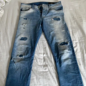 Snygga slita jeans - Dom är för stora så säljer dom
