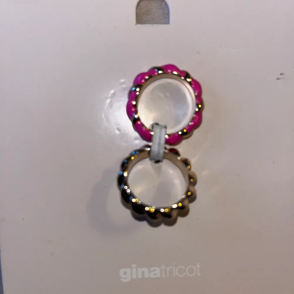 2 ringar i rosa/guld och guldfärg från Gina Tricot. Oanvända och kommer i förpackning. Storlek S. Accessoarer.