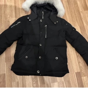 Moose Knuckels jacka strlk M - Säljer min moose jacka för den är för liten för mig. Den är äkta och kan försöka leta fram kvittot. Kan gå ner vid snabb affär