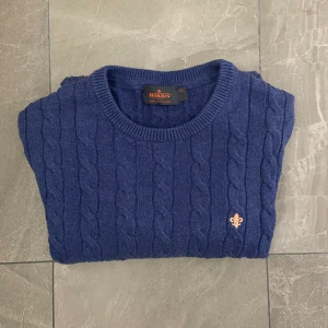 Morris tröja - Tja! Säljer en riktigt snygg stickad Morris tröja! |Skick: 8,5/10|Storlek:xs| nypris: 1700kr vårt pris: 399kr| Modellen på bilden är 180cm, hör gärna av er vid funderingar. Mvh😊 