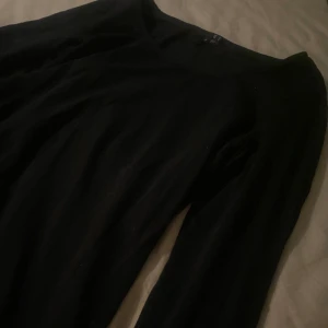 Långärmad tröja  - Säljer en svart långärmad, aldrig använt så den är helt ny o kan skicka mer bilder på tröjan🤍kan diskutera om priset