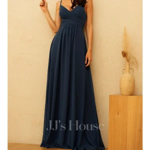 Balklänning - Säljer nu min balklänning från i somras. Den är från jj’s house i storlek 42 men liten i storleken så skulle säga en 40. Perfekt i längd på mig som är 175. Nypriset var ca 900kr och den är endast använd en gång! Skriv privat för fler bilder🤍