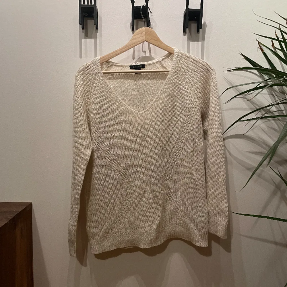 Denna enkla och varma tröja från Amisu är perfekt för det kalla vädret och ser snygg ut med en skit under också. Bra skick, storlek XS/S ✨. Hoodies.