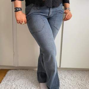 Lågmidjade grå/blåa jeans 🩶💙 Innerbenslängd 80cm Midjemått ( rätt över ) 37cm .  Skriv för fler bilder, ev prisförslag 💕